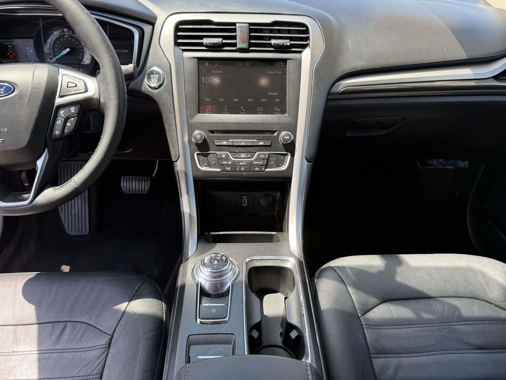 Used 2018 Black Ford SE image 19