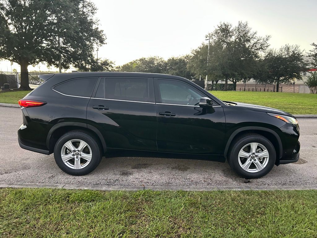 Thumbnail: 2023 Toyota Highlander - 6
