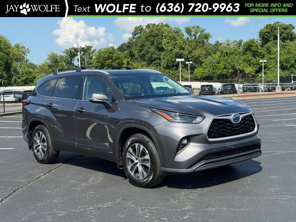  2022 Toyota Highlander Hybrid XLE AWD   