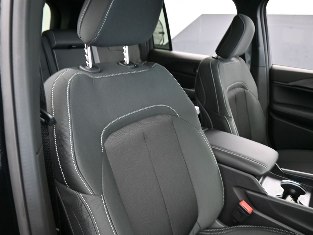 New 2026 Diamond Black Crystal Pearlcoat Jeep Laredo X image 41