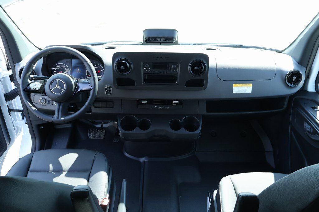 Thumbnail: 2025 Mercedes-Benz Sprinter - 4