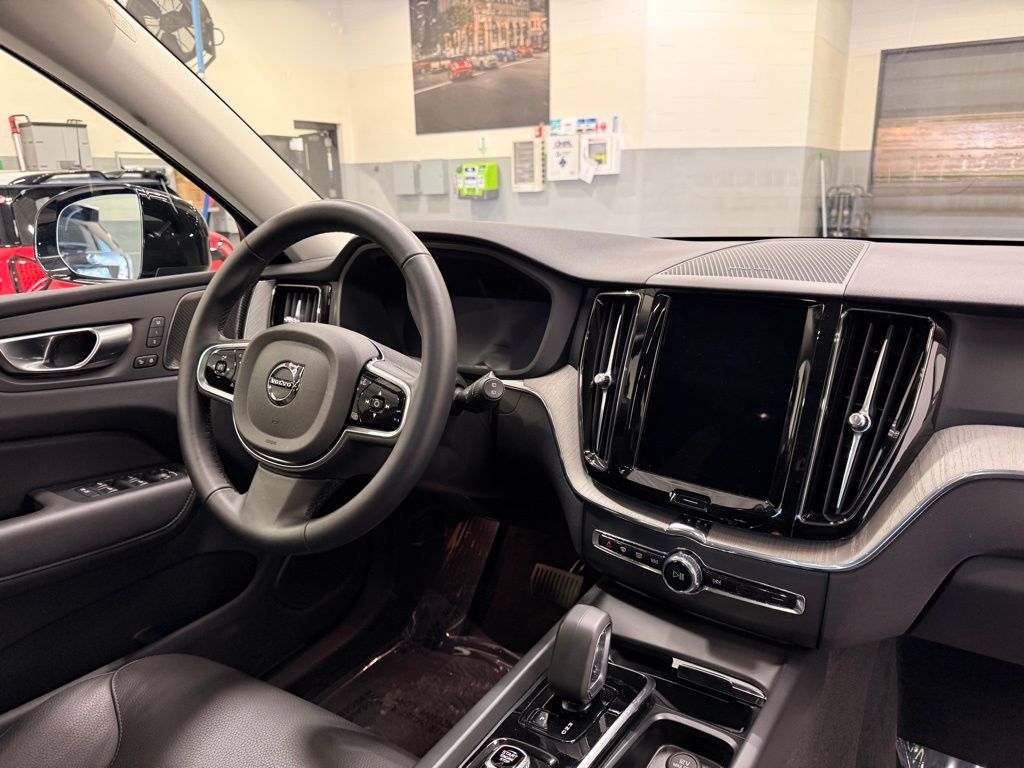 Thumbnail: 2025 Volvo XC60 - 30