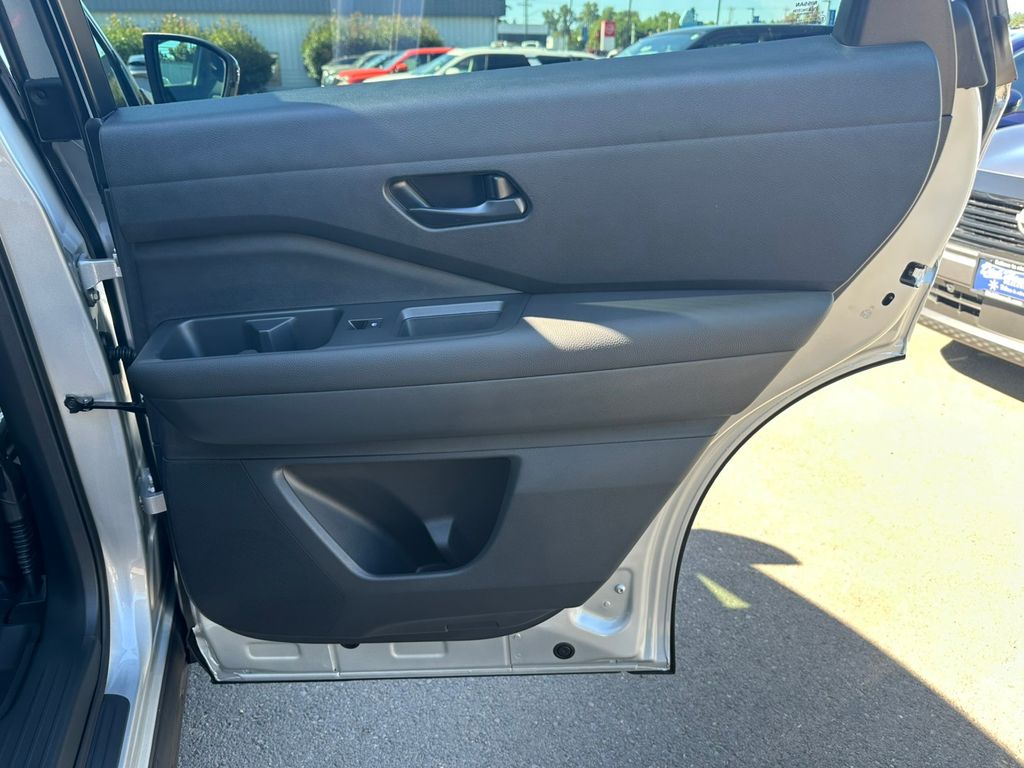 2025 Nissan Pathfinder S