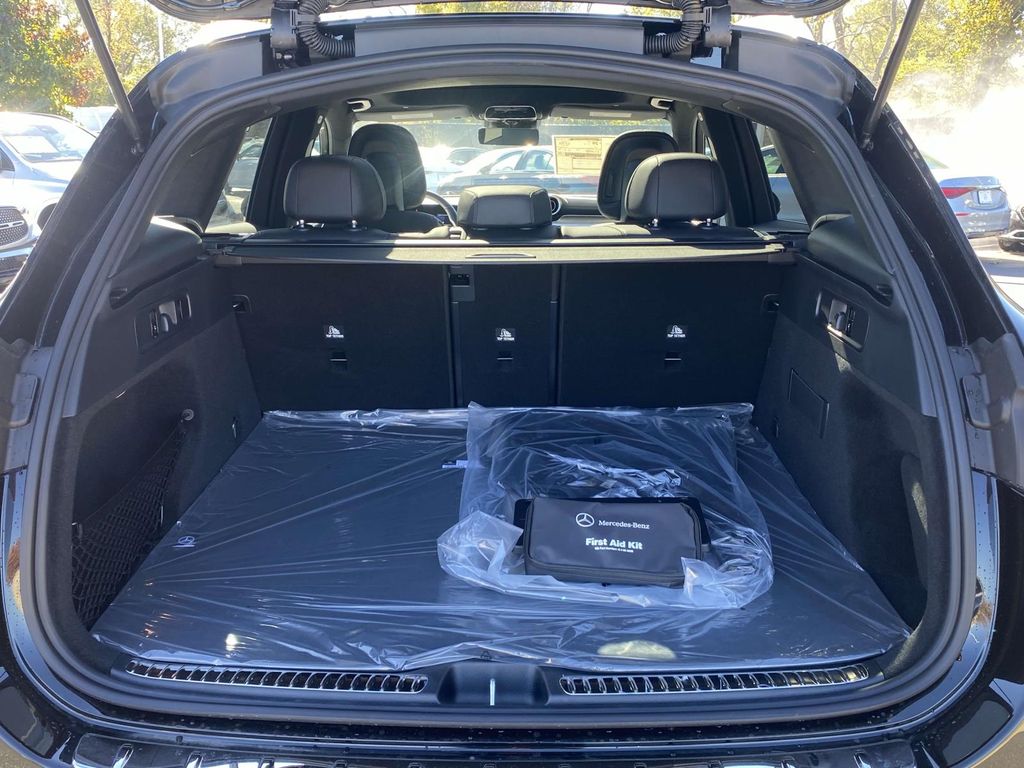 Thumbnail: 2025 Mercedes-Benz GLC - 11