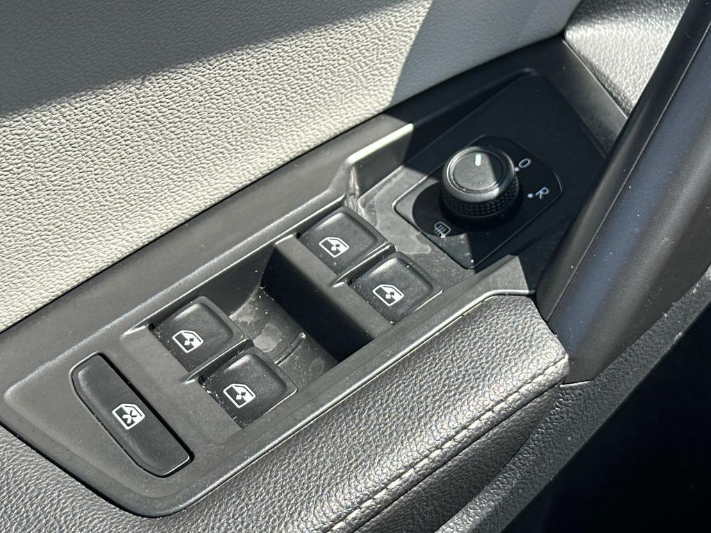 Thumbnail: 2022 Volkswagen Tiguan - 17