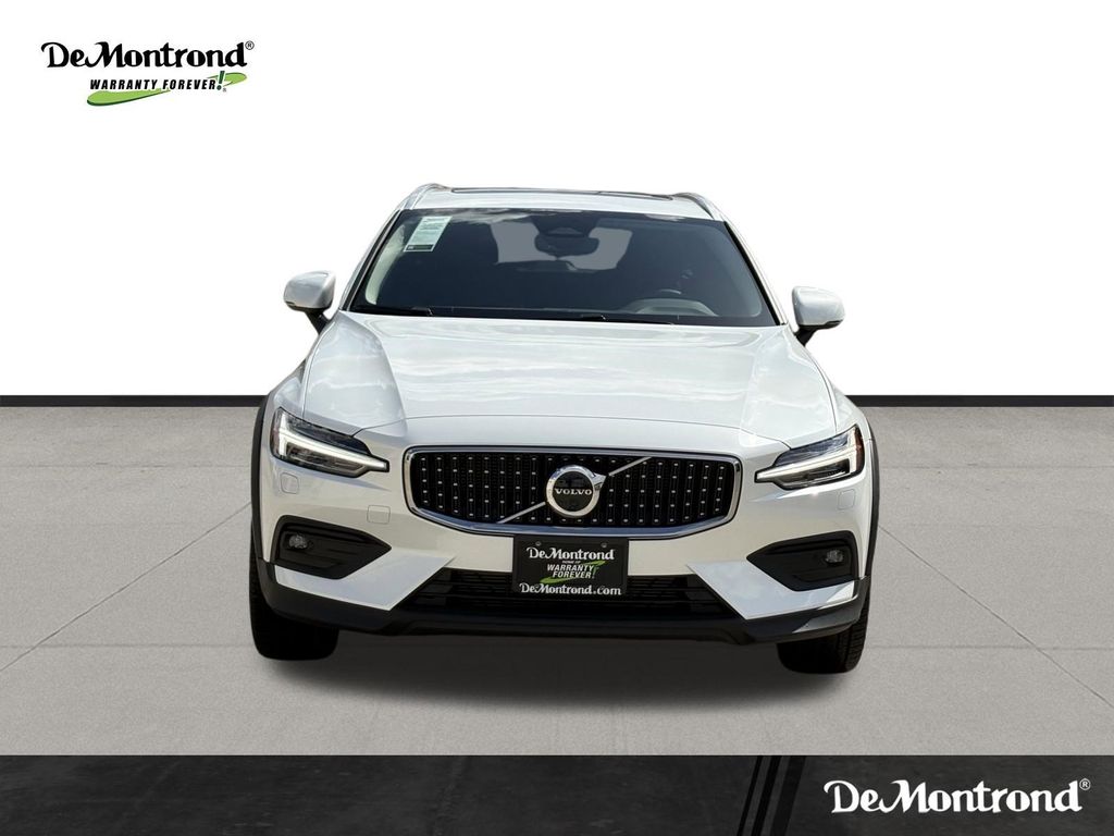 New 2026 Crystal White Volvo B5 Plus image 2