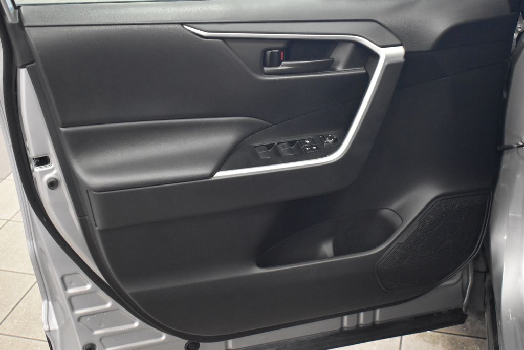 2021 Toyota RAV4 LE 14