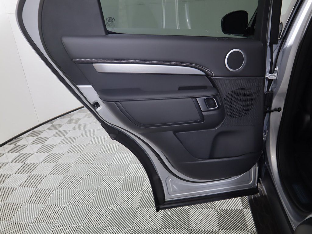 Thumbnail: 2023 Land Rover Discovery - 30