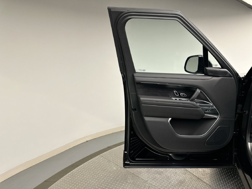 Thumbnail: 2025 Land Rover Range Rover - 7