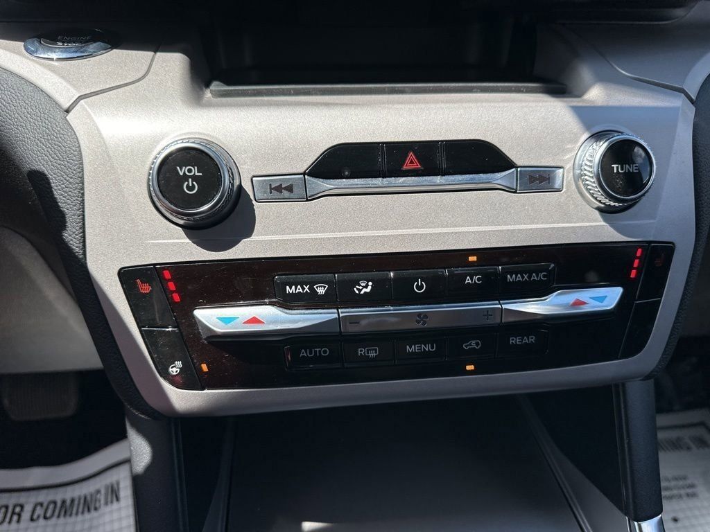 2024 Silver Metallic Ford Explorer XLT RWD SUV