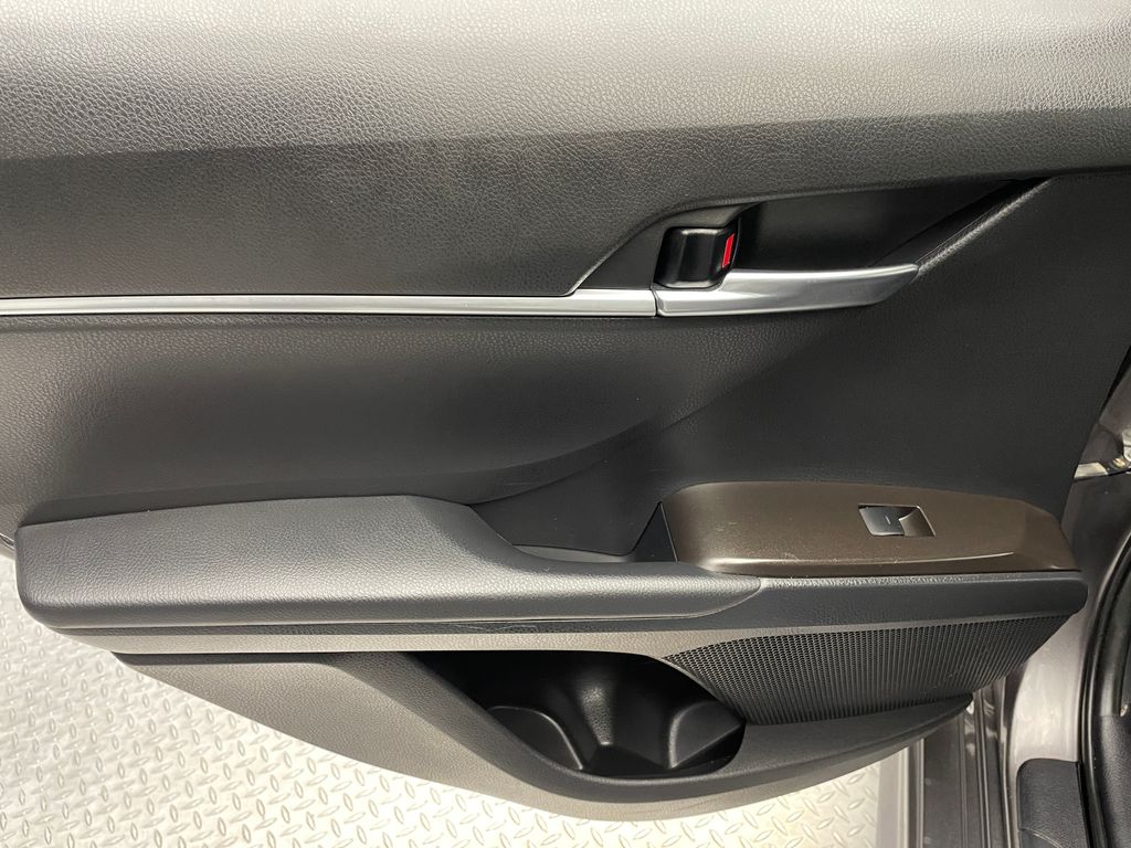 2023 Toyota Camry SE 32