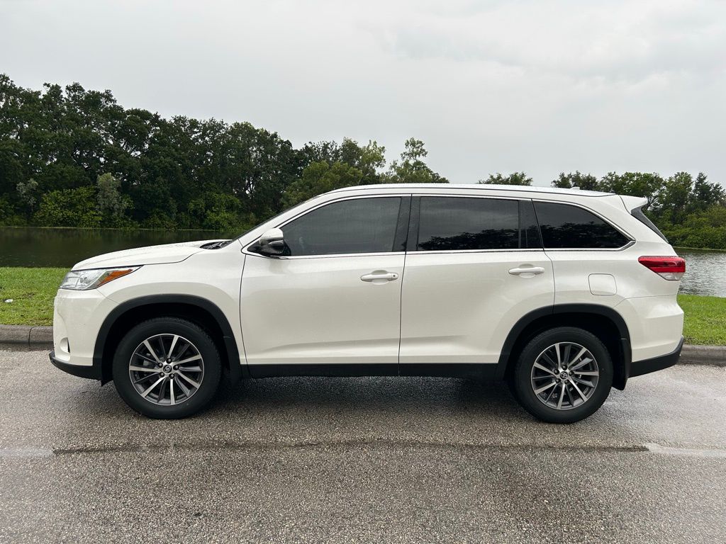 2019 Toyota Highlander SE 2