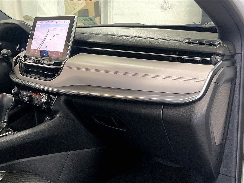 2024 Jeep Compass — photo 13