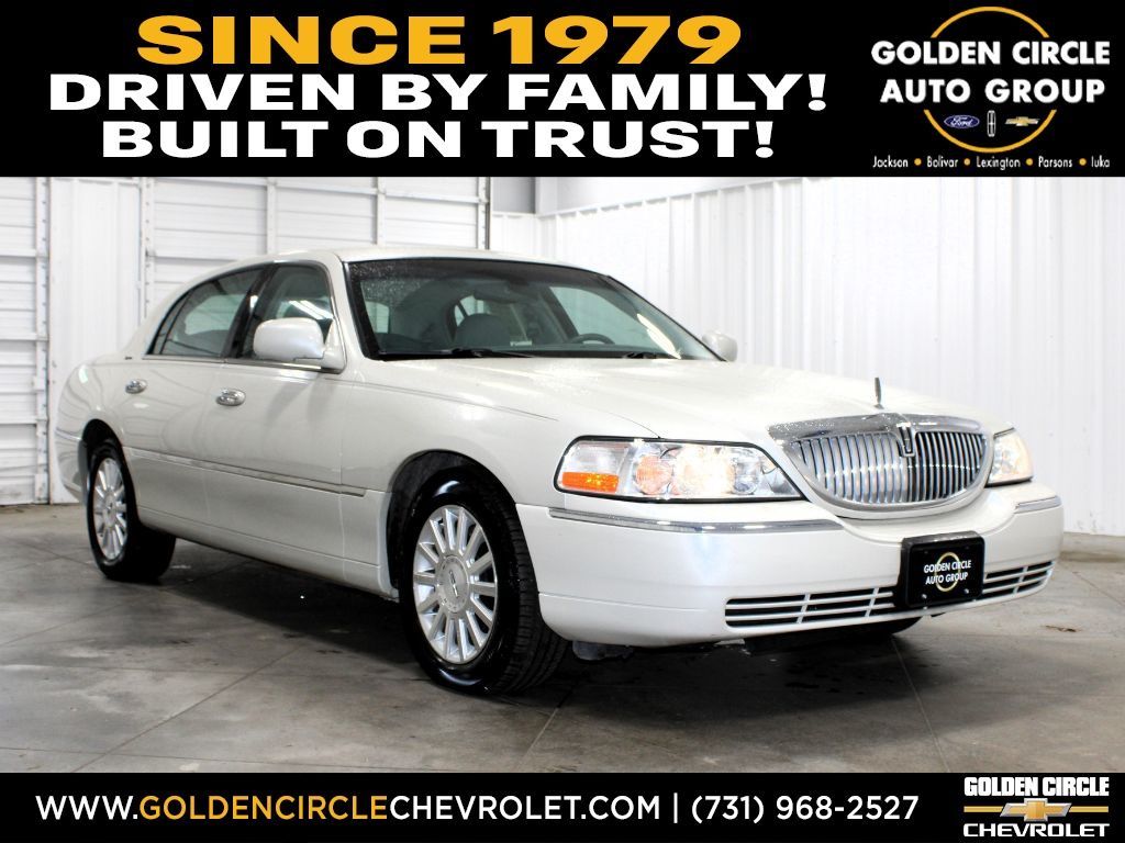 Ceramic White Clearcoat Metallic 2004 Lincoln Town Car Signature Sedan Rear-Wheel Drive 4-Speed Automatic Overdrive