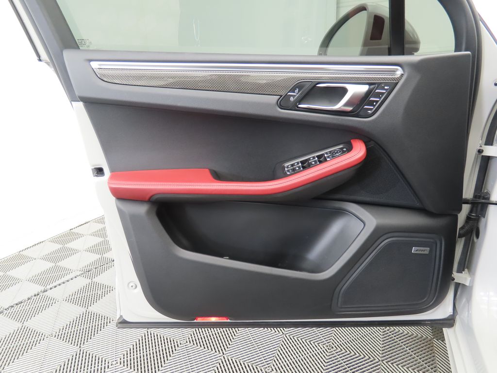 Thumbnail: 2022 Porsche Macan - 25