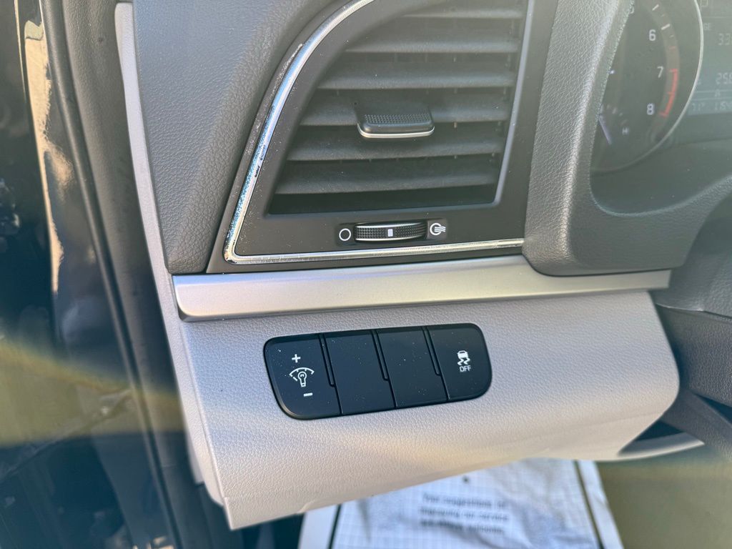 Thumbnail: 2017 Hyundai Elantra - 11