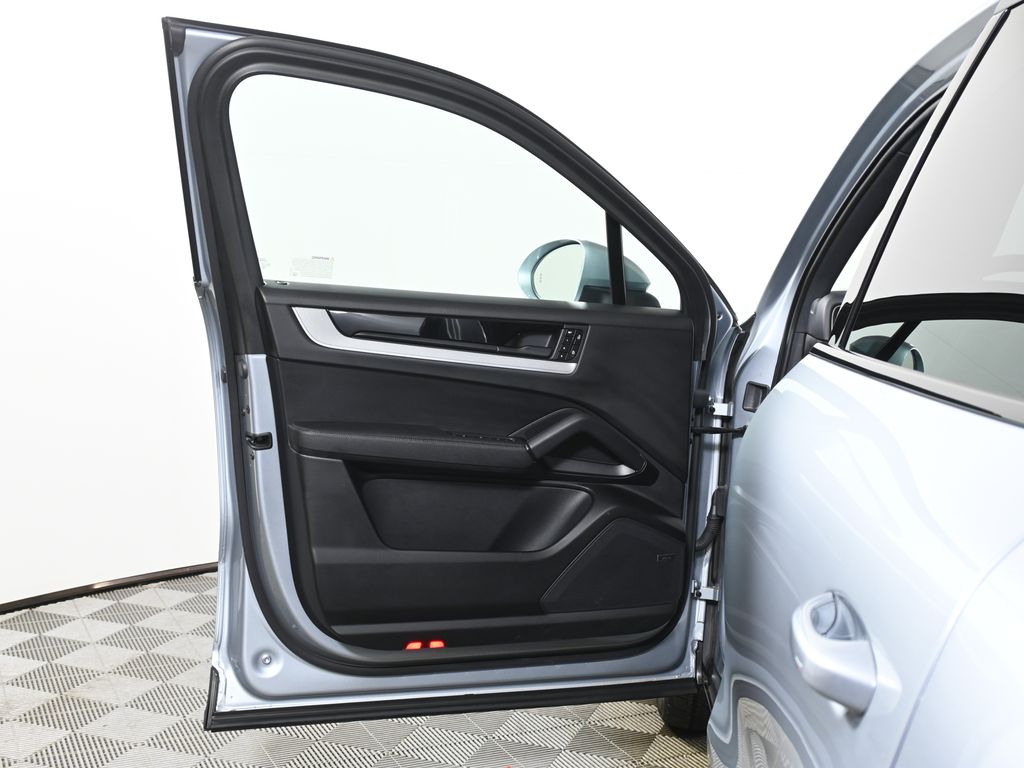 Thumbnail: 2024 Porsche Cayenne - 30