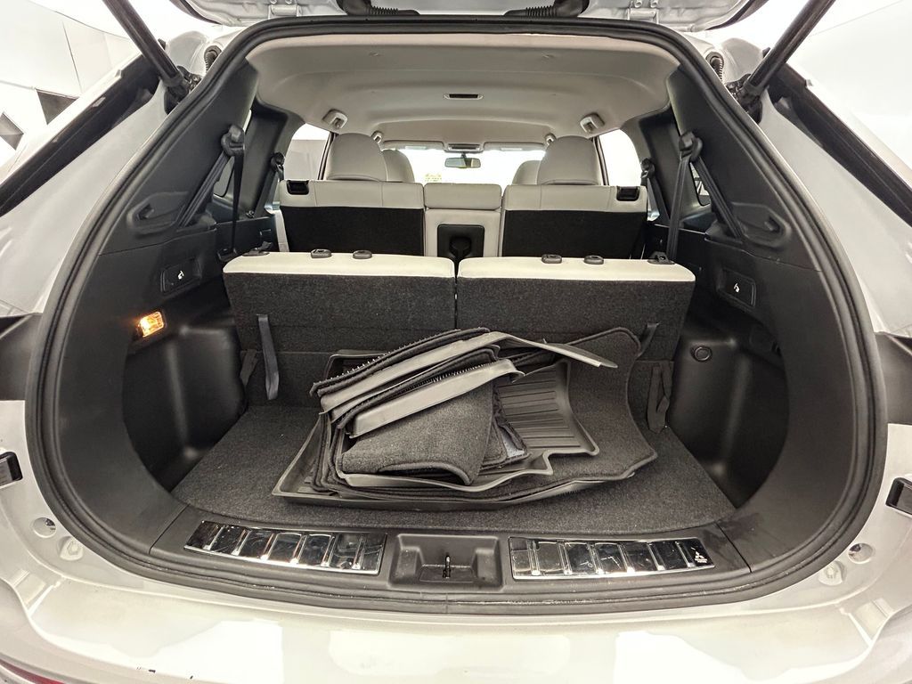 Used 2022 White Diamond Mitsubishi SEL image 32