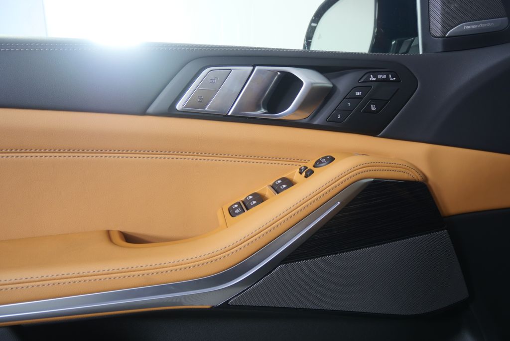 Thumbnail: 2027 BMW X7 - 8