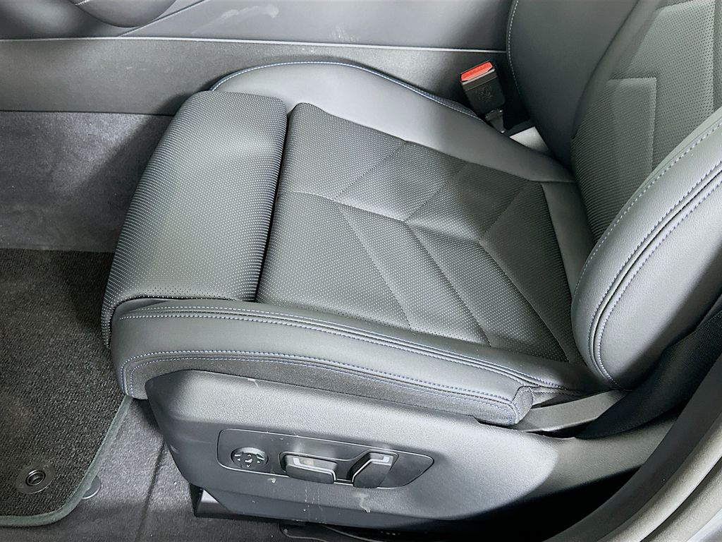 Thumbnail: 2026 BMW 5 Series - 21