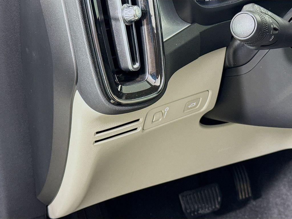Thumbnail: 2020 Volvo XC40 - 10