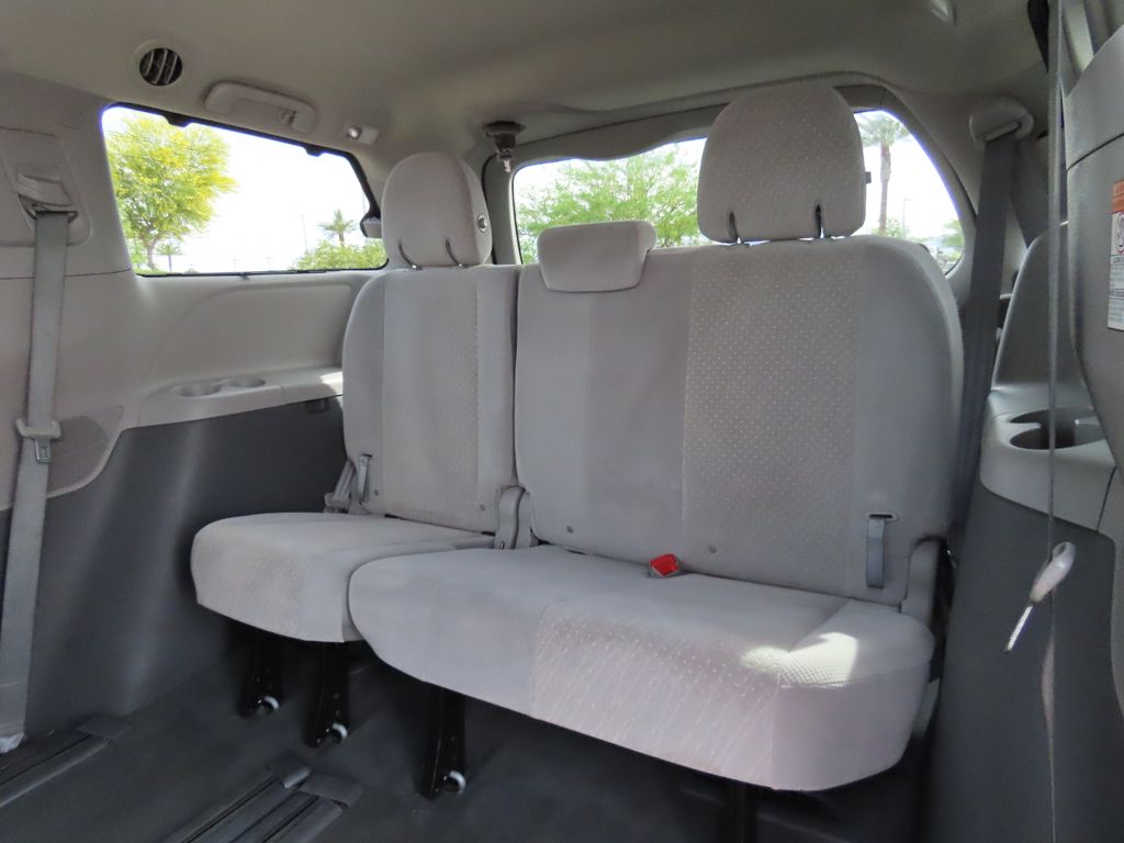 2020 Toyota Sienna LE 22