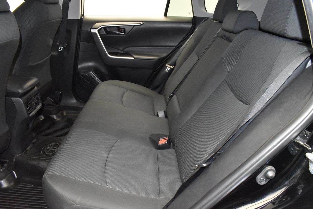 2022 Toyota RAV4 LE 32