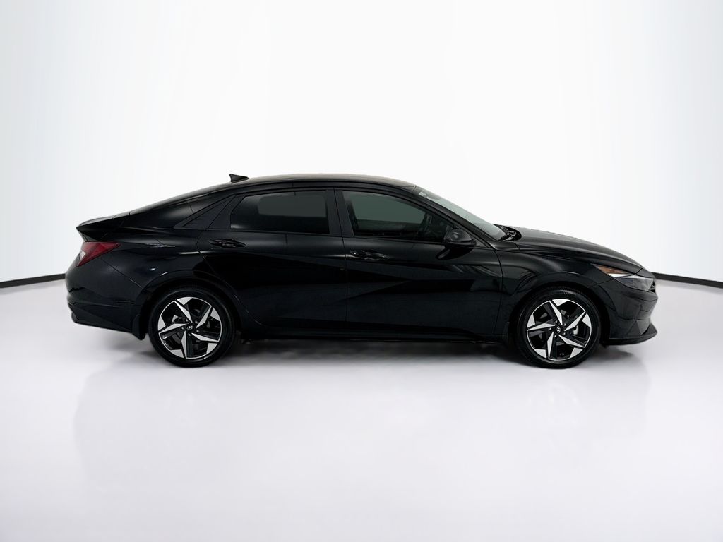 Thumbnail: 2023 Hyundai Elantra - 4