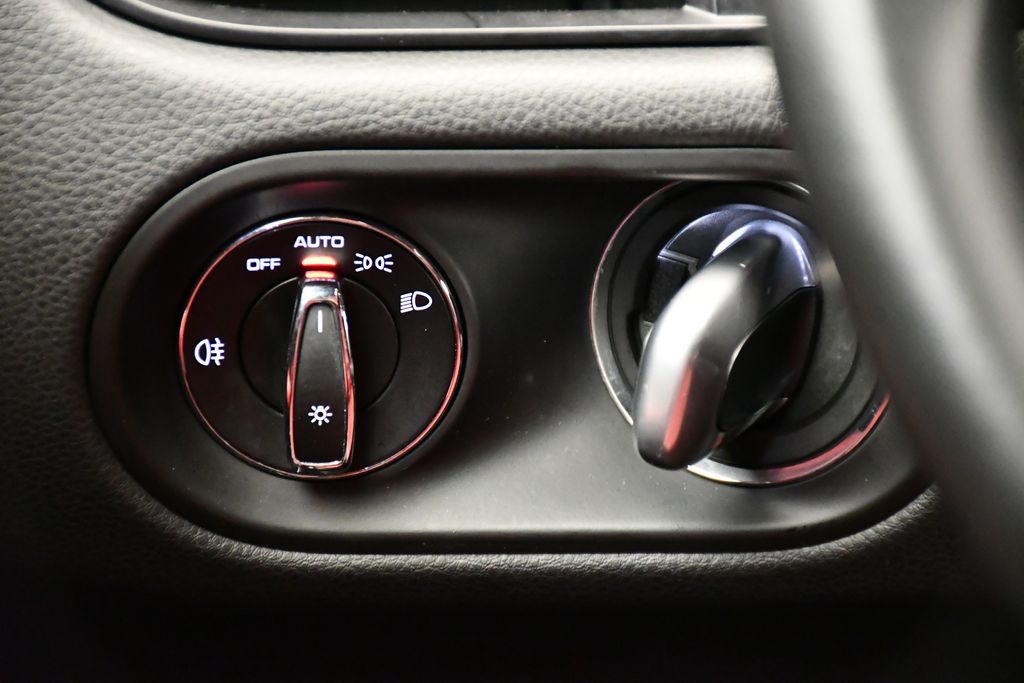 Thumbnail: 2023 Porsche Macan - 24