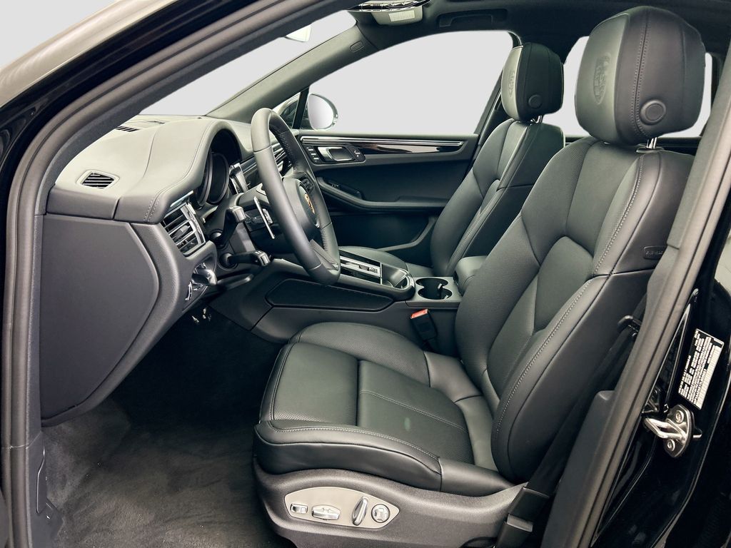 Thumbnail: 2026 Porsche Macan - 5