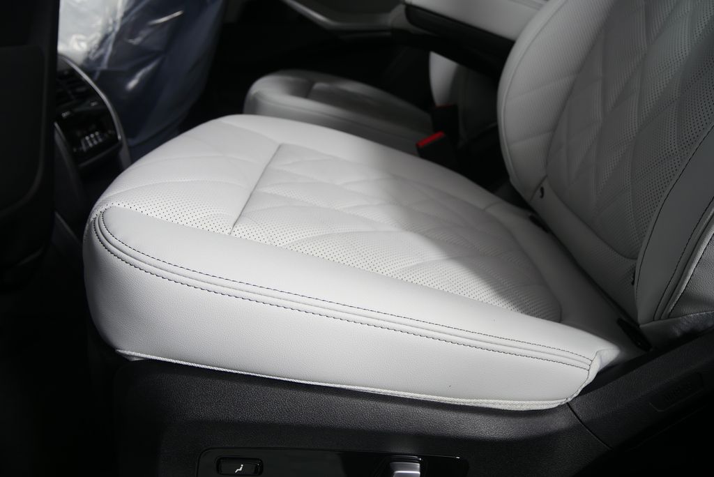 Thumbnail: 2026 BMW X7 - 15