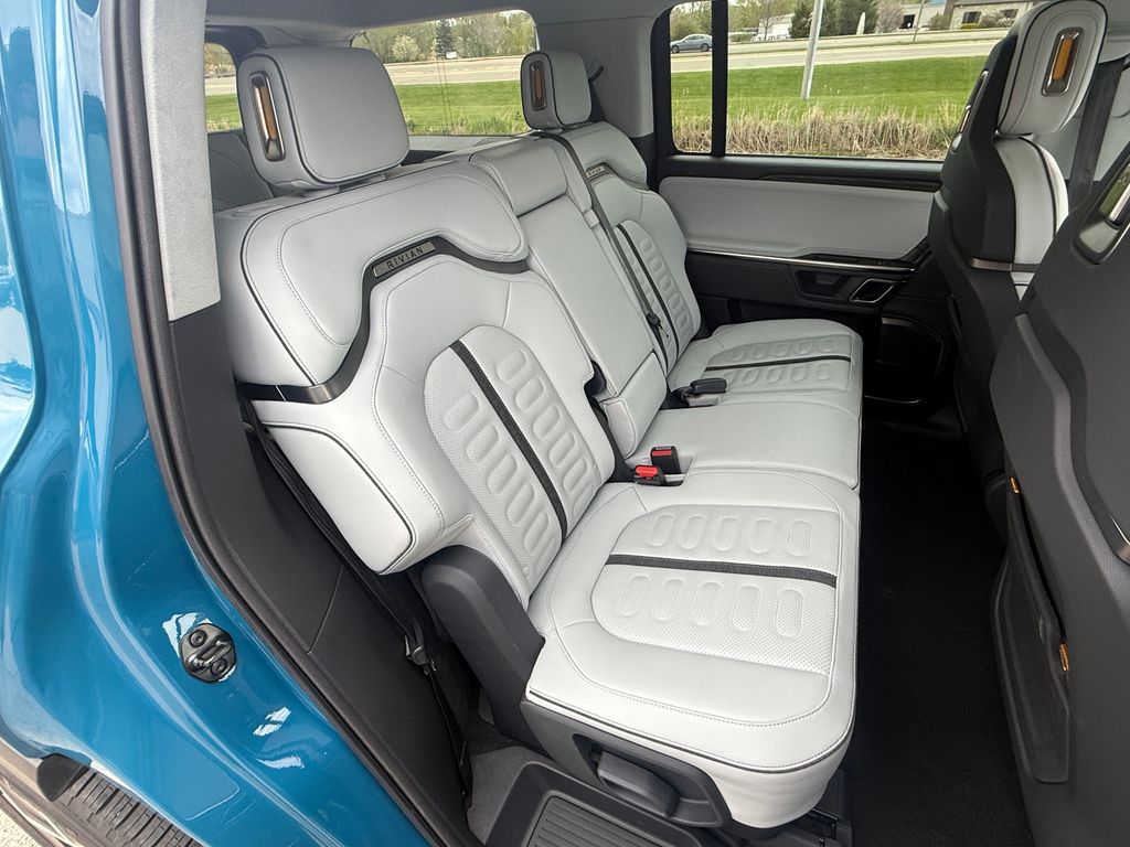 Rivian R1S