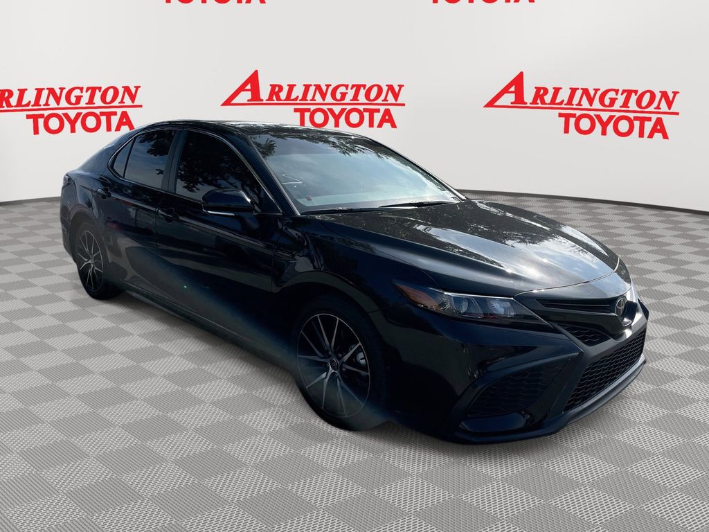 2024 Toyota Camry SE's photo