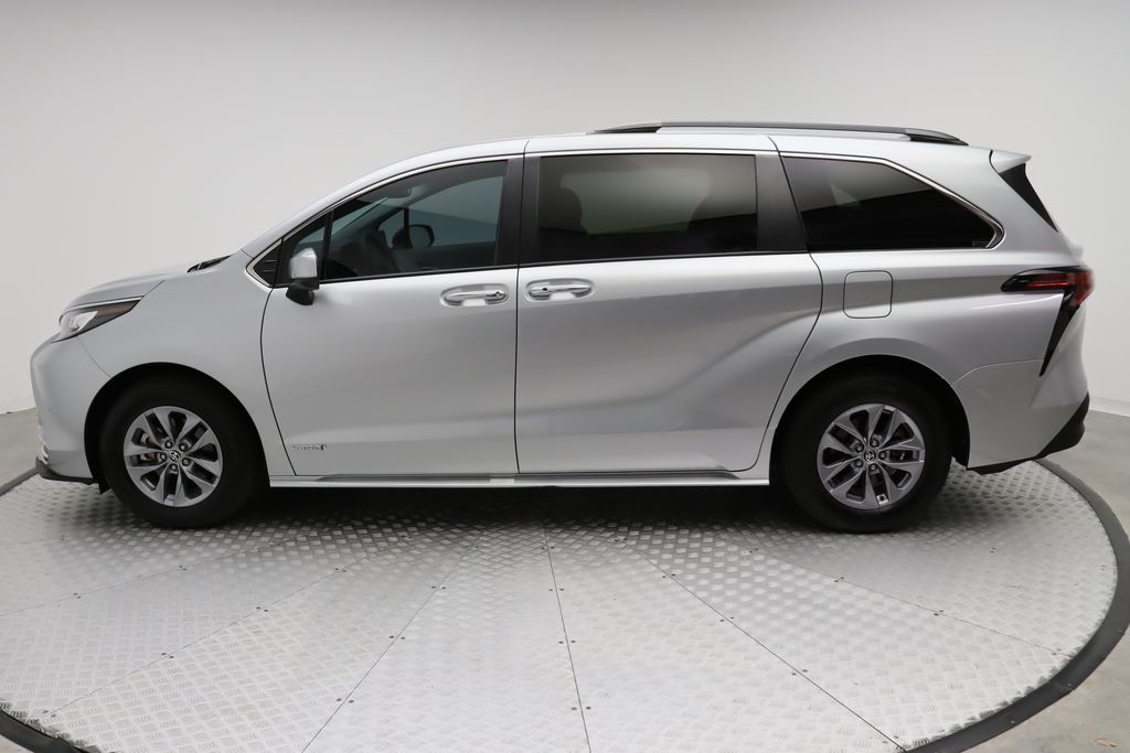 2021 Toyota Sienna XLE 12