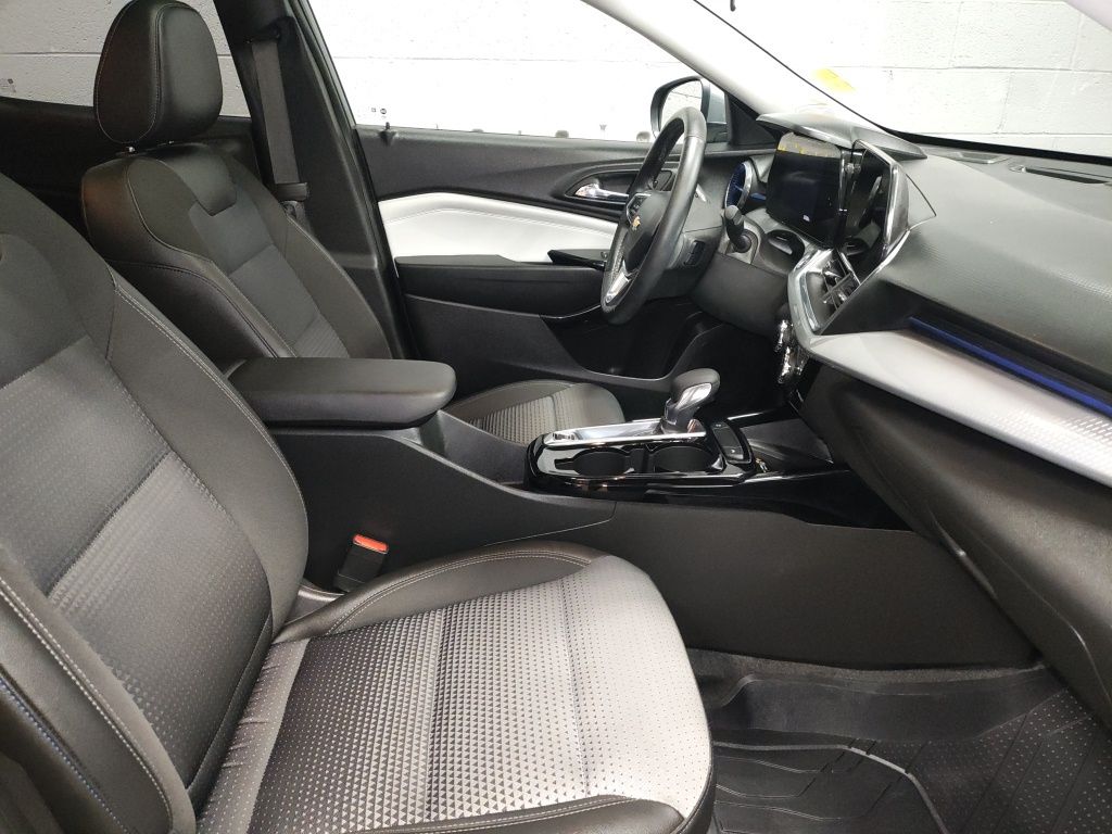 Used 2025 Gray Chevrolet LT image 7