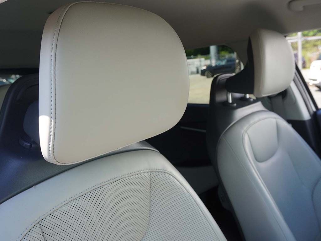 Used 2024 White Kia Wind image 27