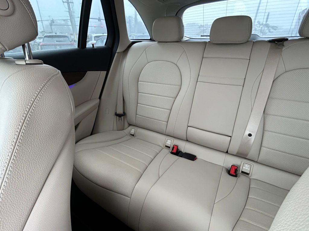 Used 2022  Mercedes-Benz GLC 300 image 12