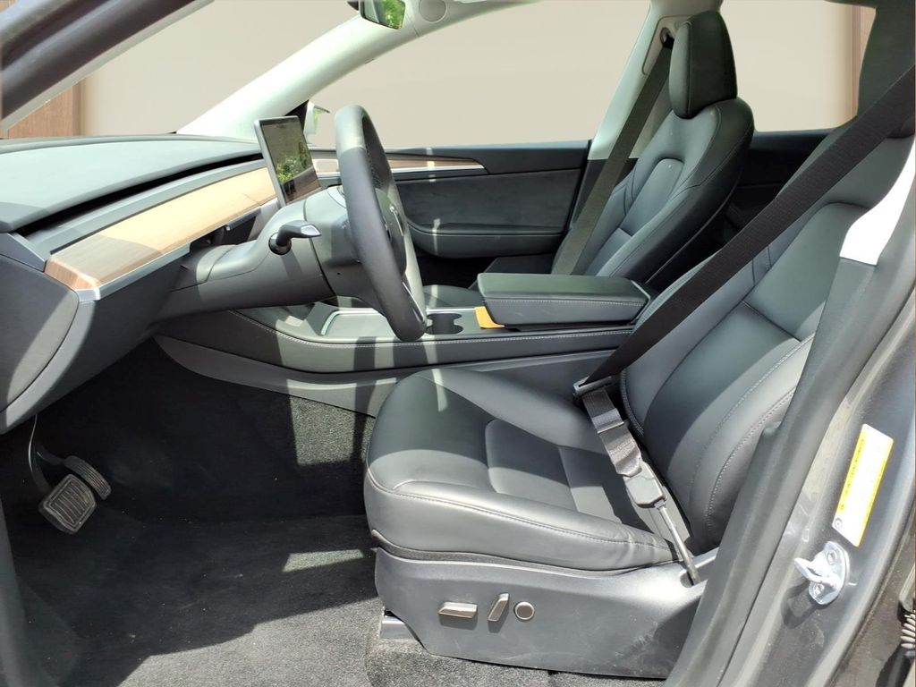 TeslaModel Y16