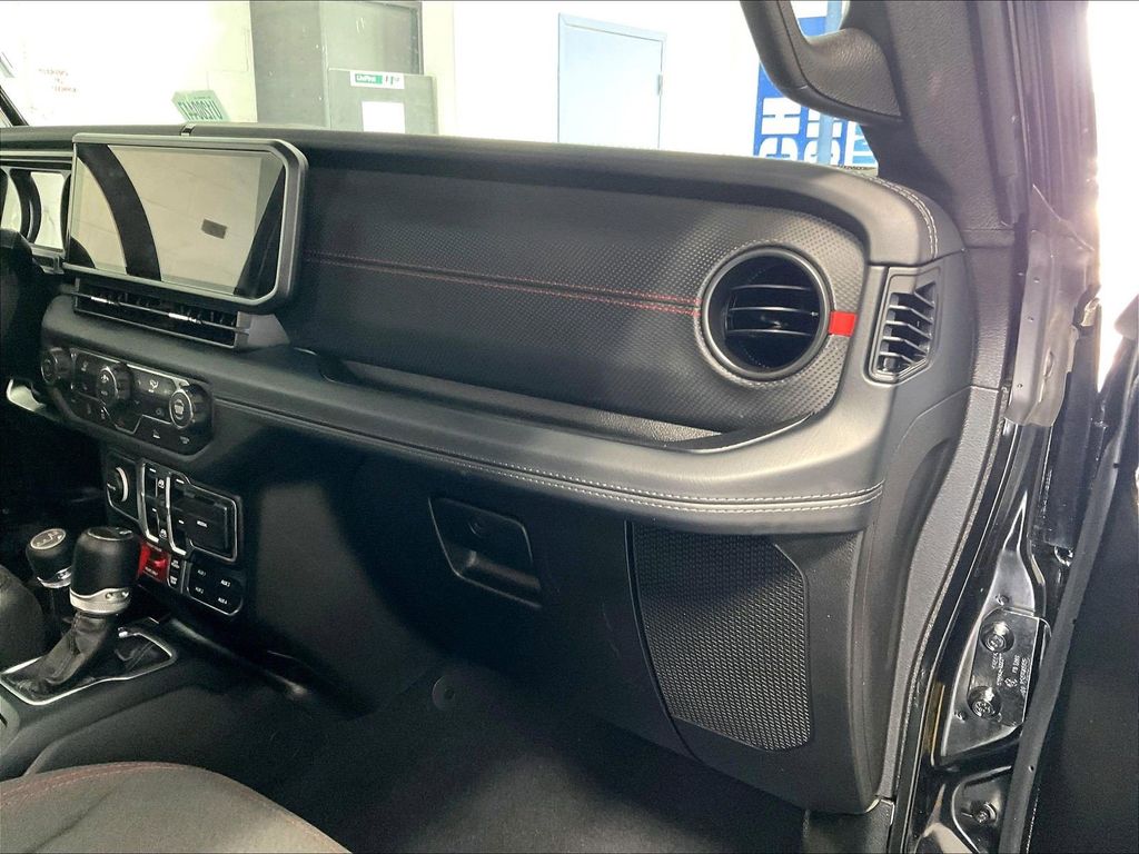 2026 Jeep Gladiator — photo 12