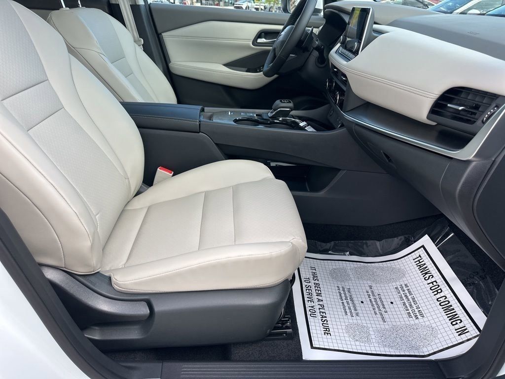 2025 Everest White Pearl Nissan Rogue SV FWD SUV