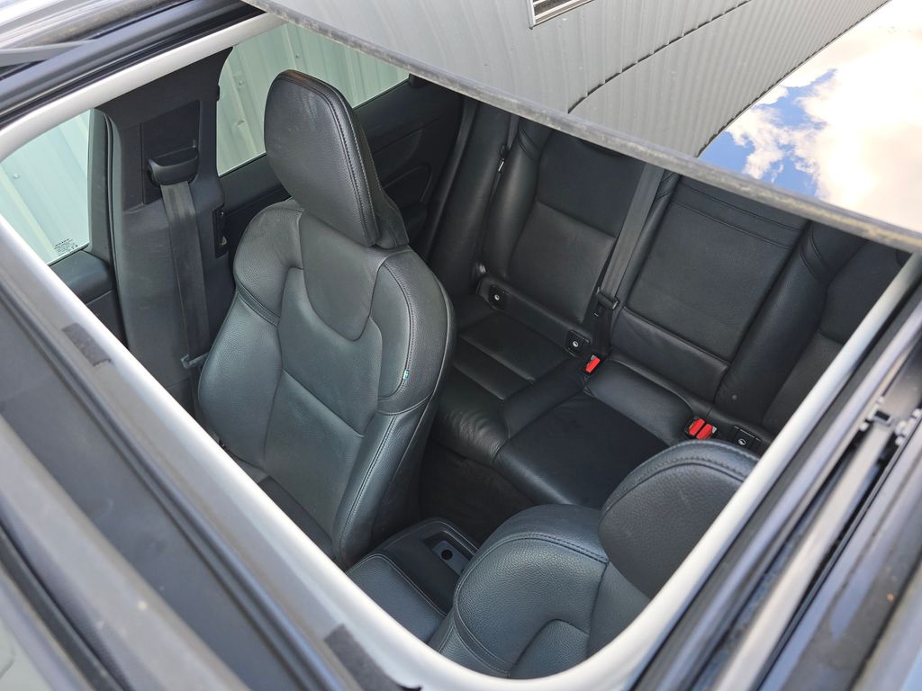 2021 Volvo XC60 T5 Momentum photo 16