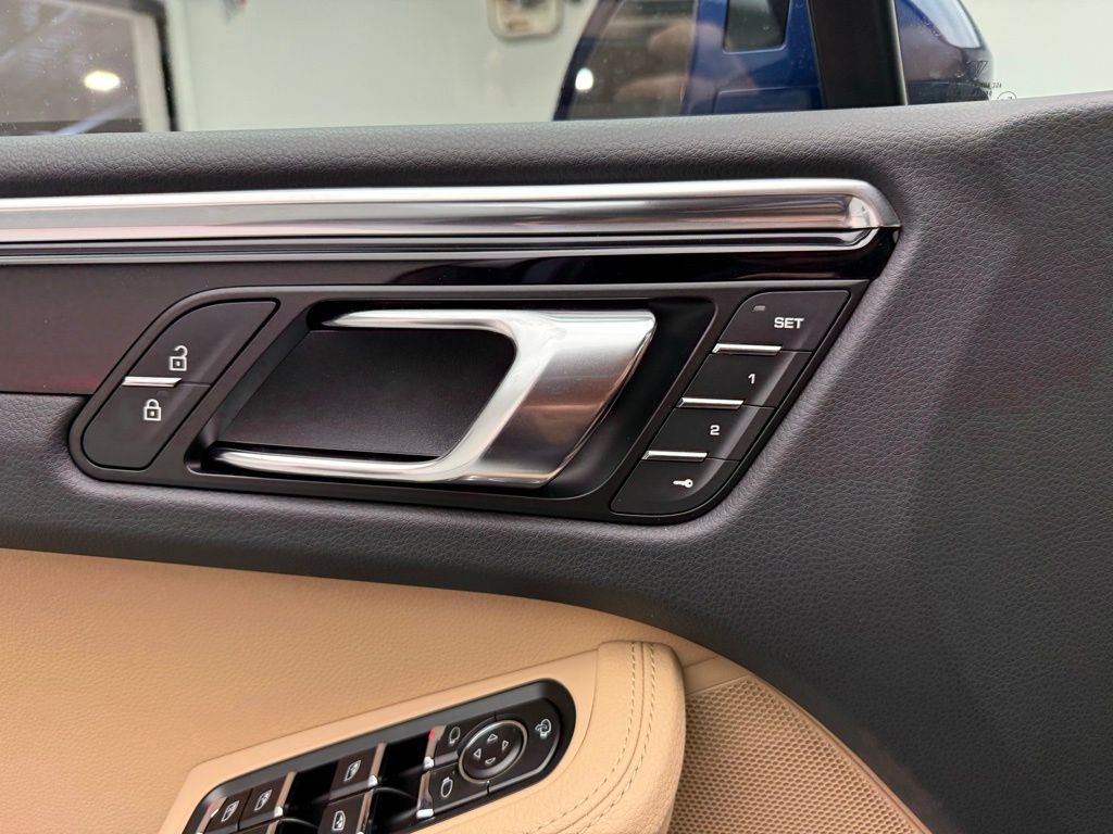 Thumbnail: 2026 Porsche Macan - 20