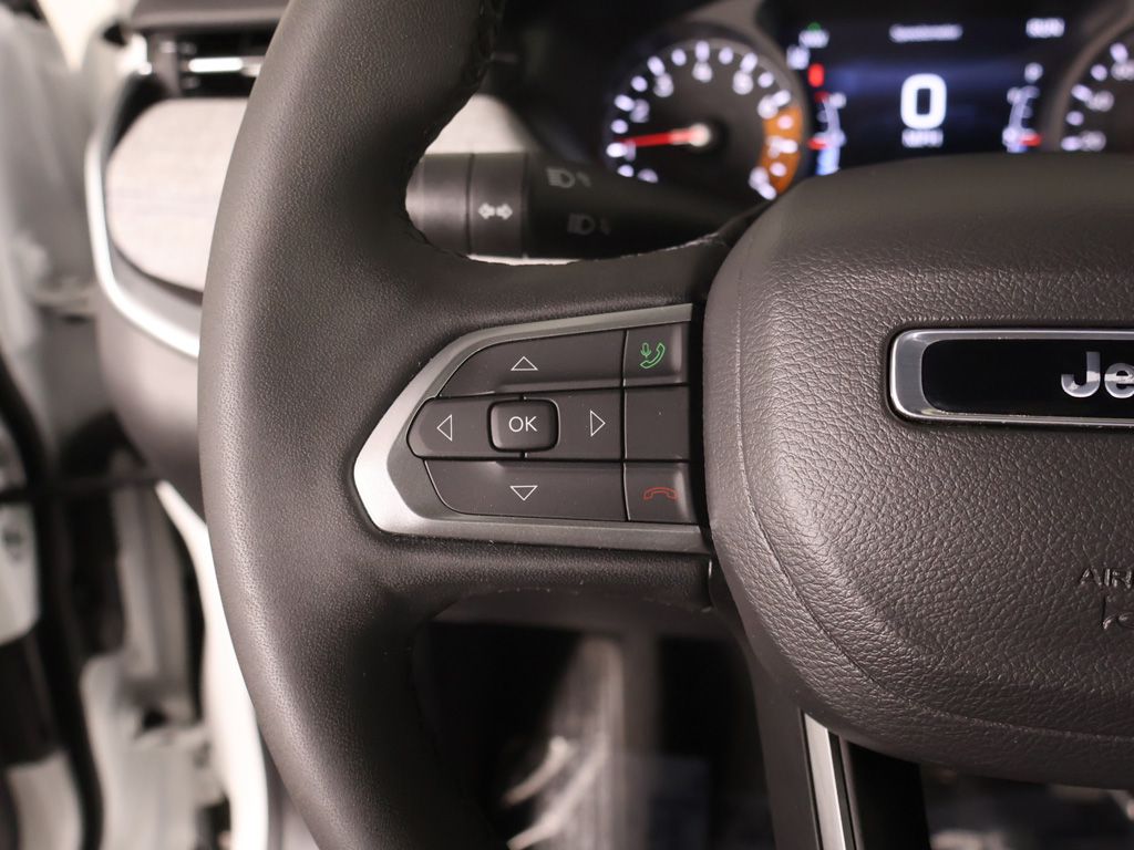 Used 2025 White Jeep Latitude image 37