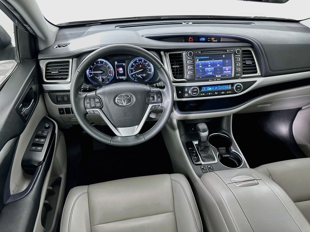 Thumbnail: 2019 Toyota Highlander - 22