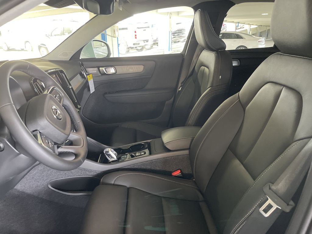 2025 Volvo XC40 B5 Plus Bright Theme photo