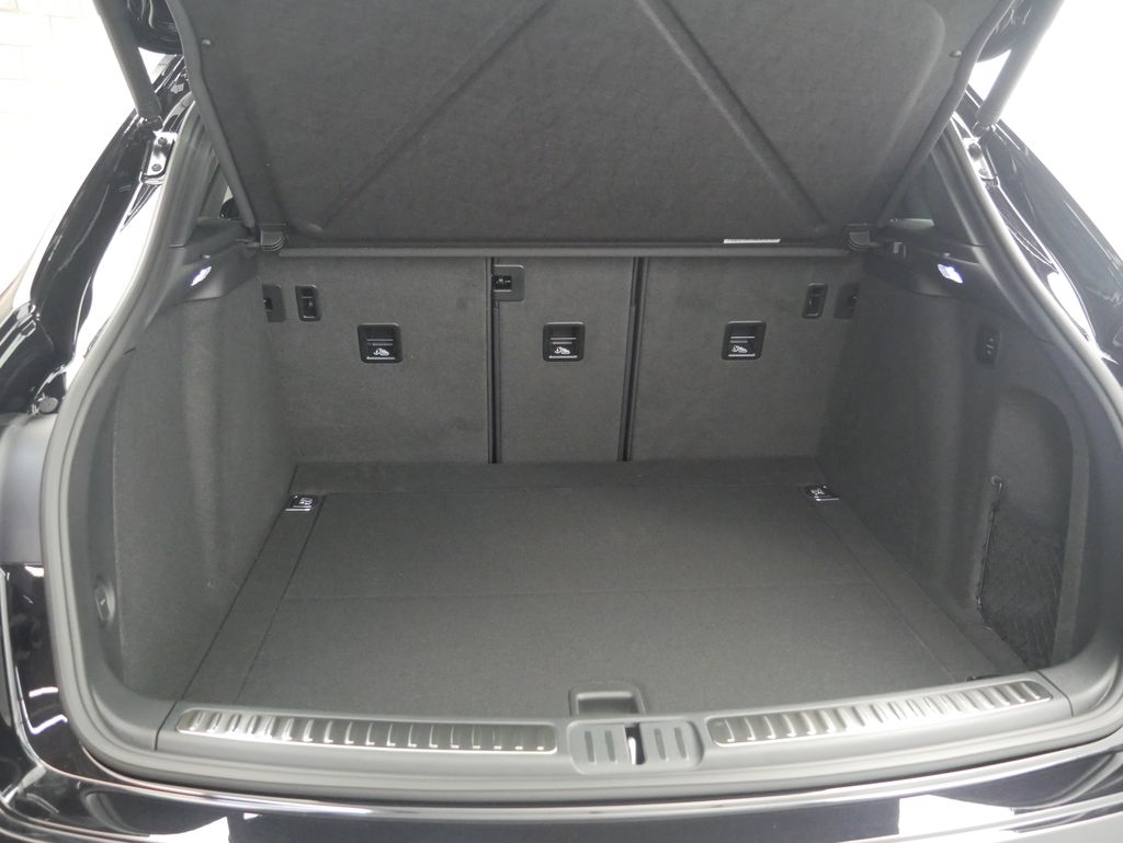 Thumbnail: 2026 Porsche Macan - 20