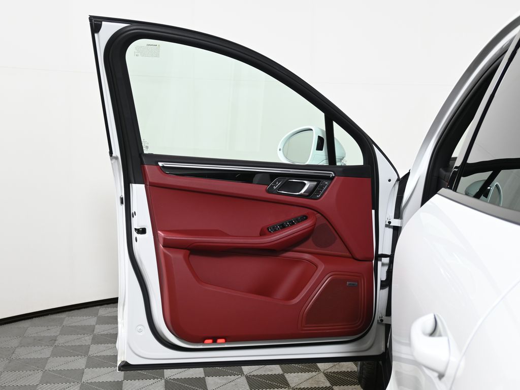 Thumbnail: 2025 Porsche Macan - 31