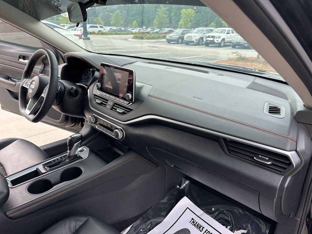 2022 Super Black Clearcoat Nissan Altima 2.5 SR FWD Sedan
