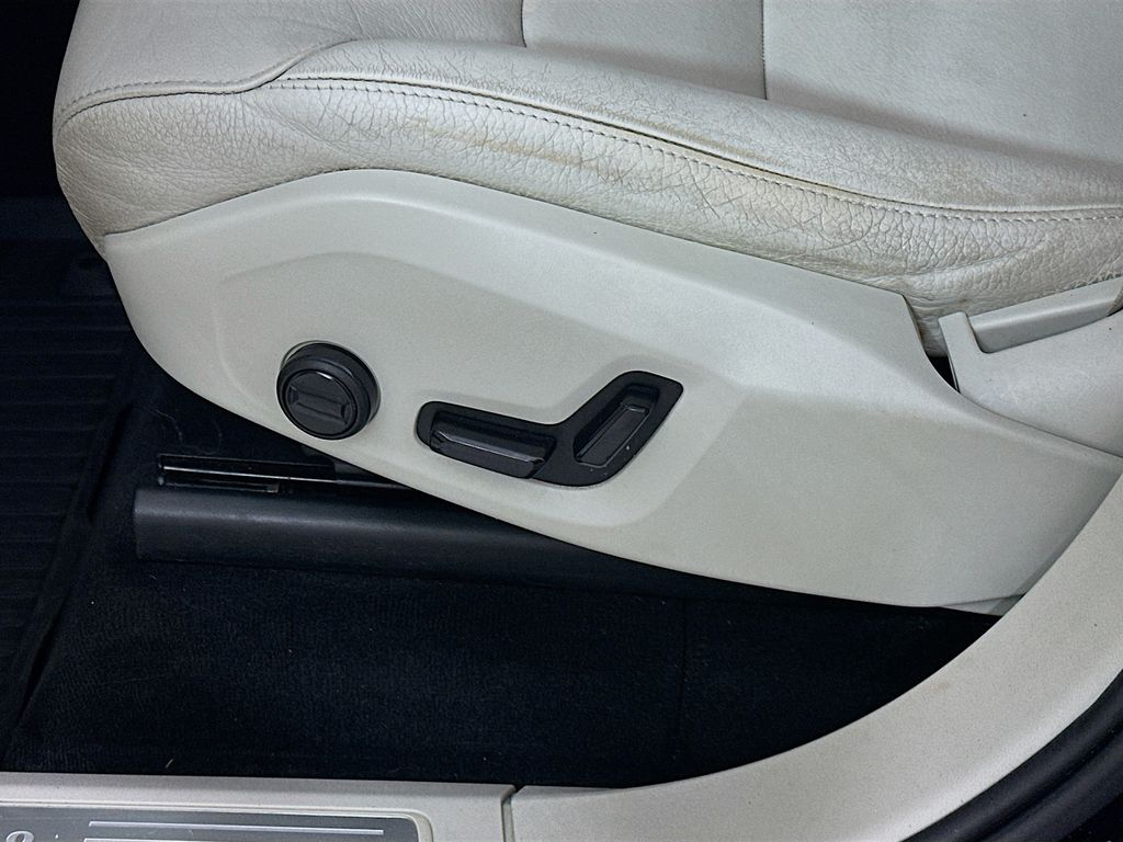 Used 2019 Blue Volvo T6 Momentum image 23