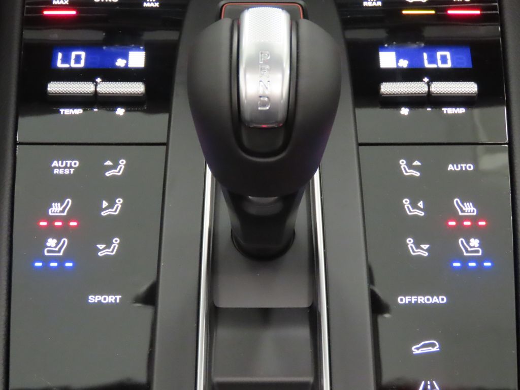 Thumbnail: 2026 Porsche Macan - 26